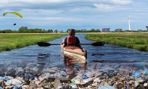 Kajak mit Person auf Fluss